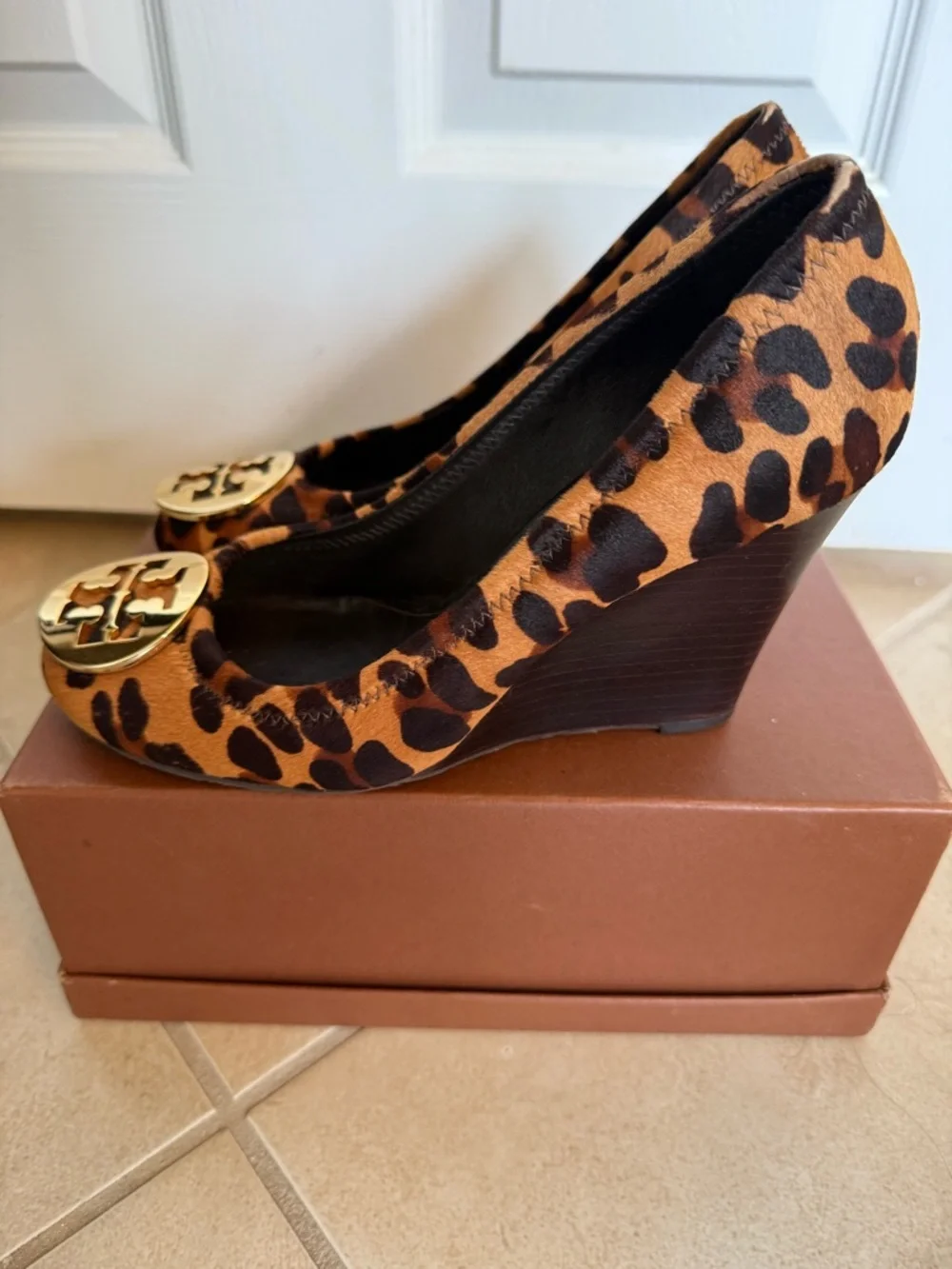 Tory Burch Leopard Print Calf-Hair Pumps with Gold Logo size 7 Y2K style